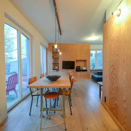 Quaint With Enclosed Garden, Cleaning Included Holiday home