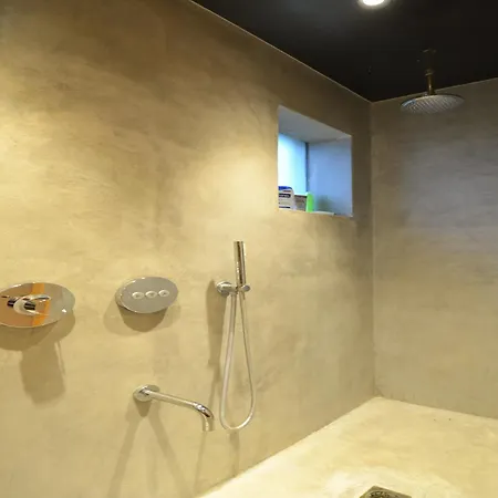 Quaint With Enclosed Garden, Cleaning Included Holiday home